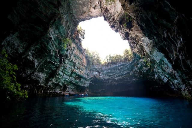 Пещерное озеро Мелиссани на острове Кефалония