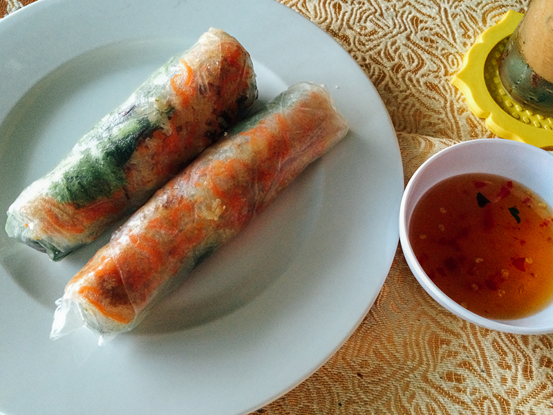 Что попробовать во Вьетнаме: салатный ролл