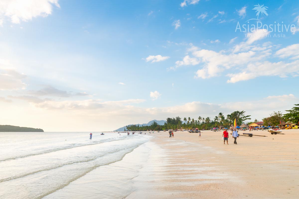 Отлив на самом популярном плаже Лангкави - пляж Ченанг  