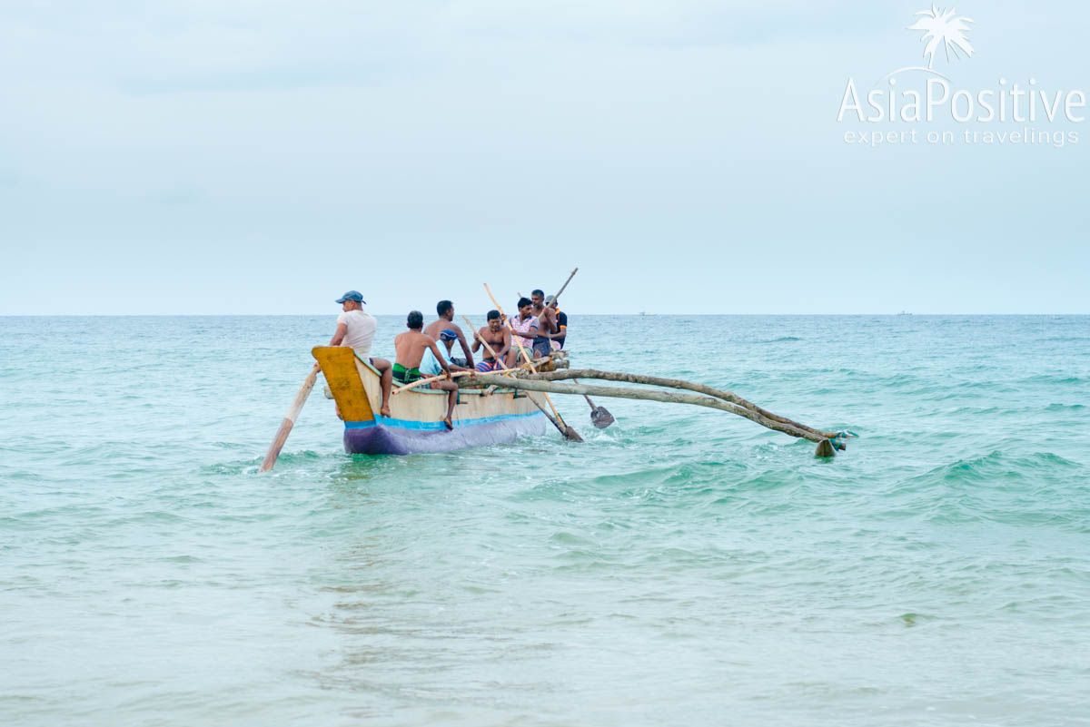 Рыбаки выходят в море на деревянной лодке 