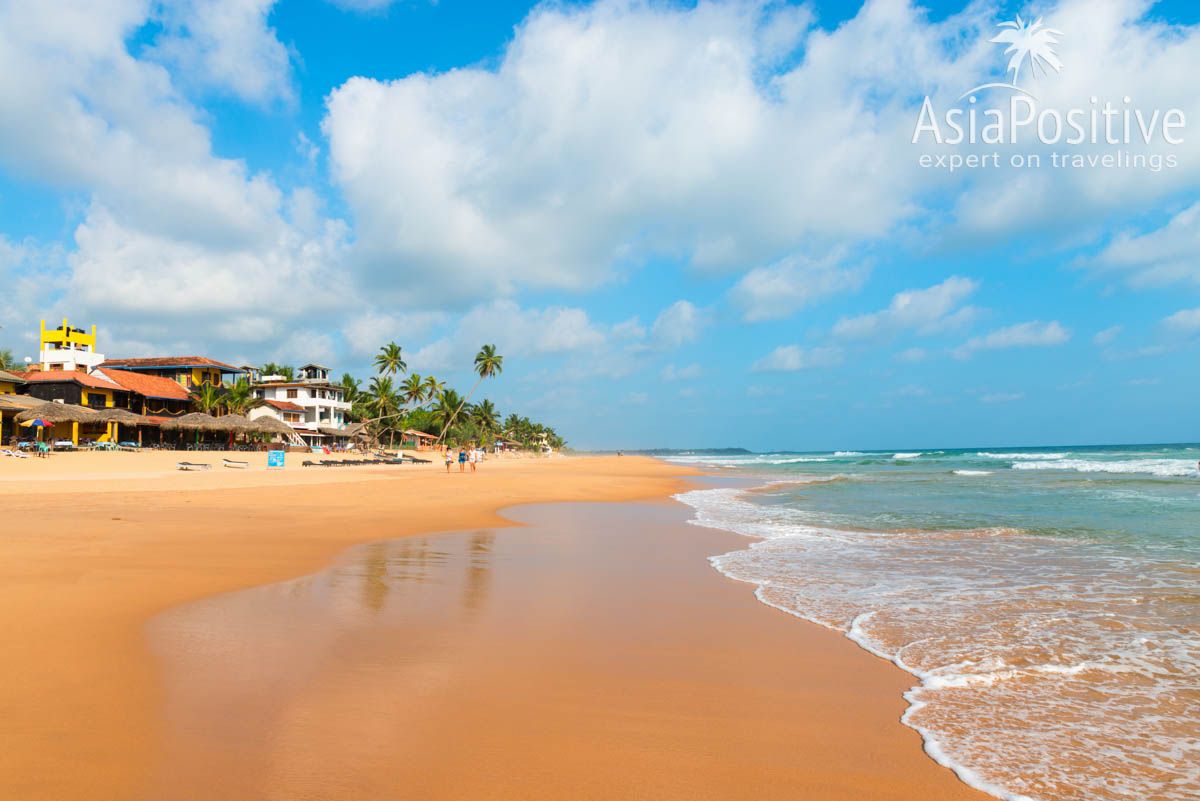 Пляж Хиккадува на юго-западном побережье Шри-Ланки 