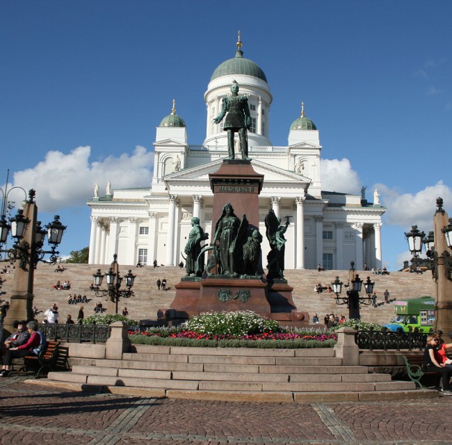 Сенатская площадь – площадь в центре Хельсинки, его «визитная карточка» и одно из самых красивых и привлекательных для туриста мест. Это уникальный архитектурный ансамбль, один из самых живописных в Европе.