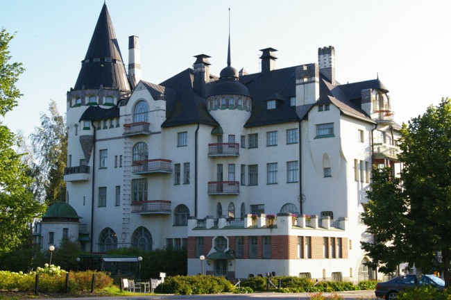 Отель-замок Imatran Valtionhotelli, выполненный в стиле национального романтизма. Как и любой настоящий замок, Valtionhotelli может похвастаться легендами о собственном призраке – таинственной «женщине в сером». Построен в 1903 г.