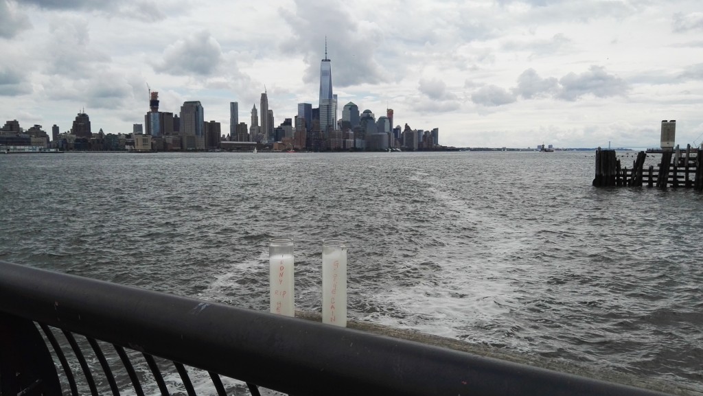 Две свечи, символизирующие башни WTC. Я побывал на набережной 12 сентября.