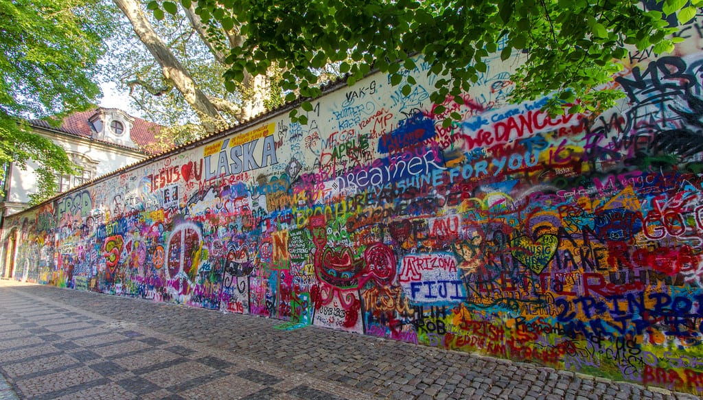 Стена Джона Леннона в Праге - интересные места в Праге