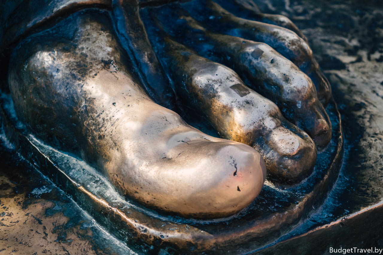 Палец на памятнике епископа - Сплит