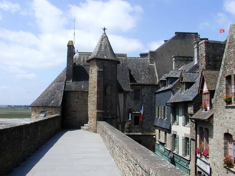 Крепостные стены Мон-Сен-Мишель