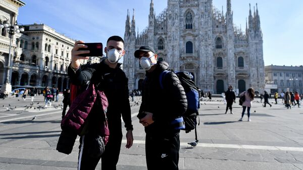 Туристы фотографируются на фоне собора в Милане