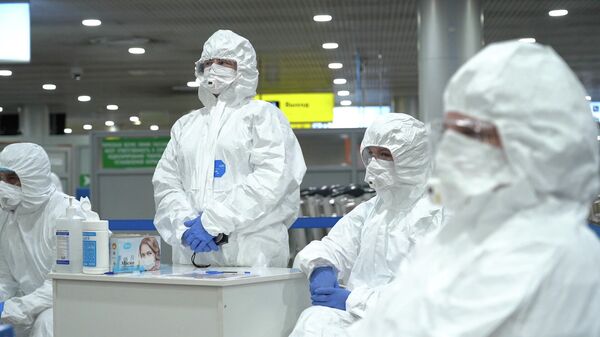 Медицинские работники перед началом осмотра пассажиров в аэропорту Шереметьево