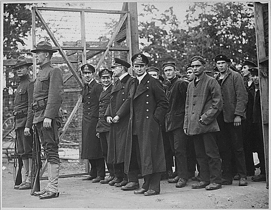 Захваченные в плен офицеры и матросы немецкой подводной лодки входят в ворота тюрьмы для военнопленных в штате Джорджия, США. Первая Мировая война