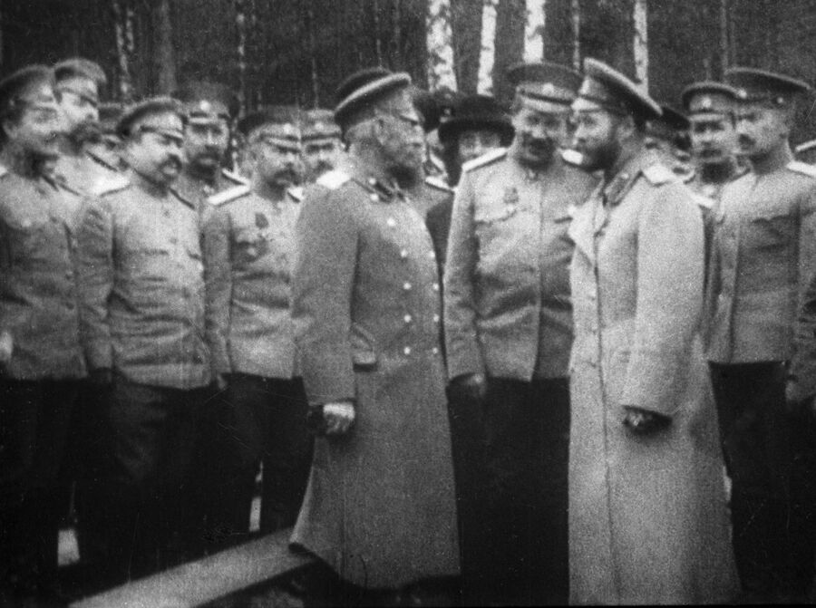 Российский император Николай II и генерал Михаил Алексеев в Ставке царского правительства. 1915 год 