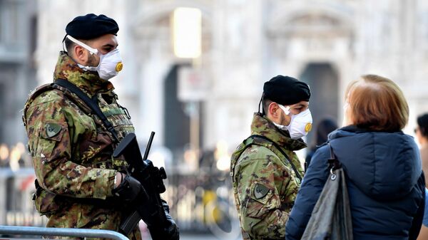 Итальянские солдаты в санитарных масках патрулируют площадь в центре Милана