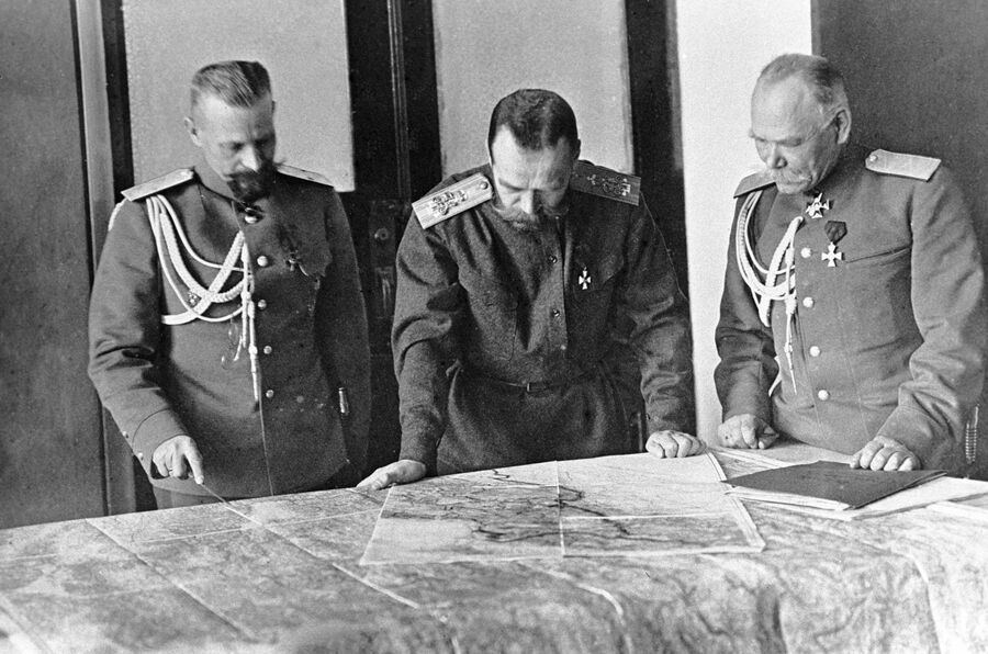 Генерал Михаил Пустовойтенко, император Николай II и генерал Михаил Алексеев обсуждают план боевых действий