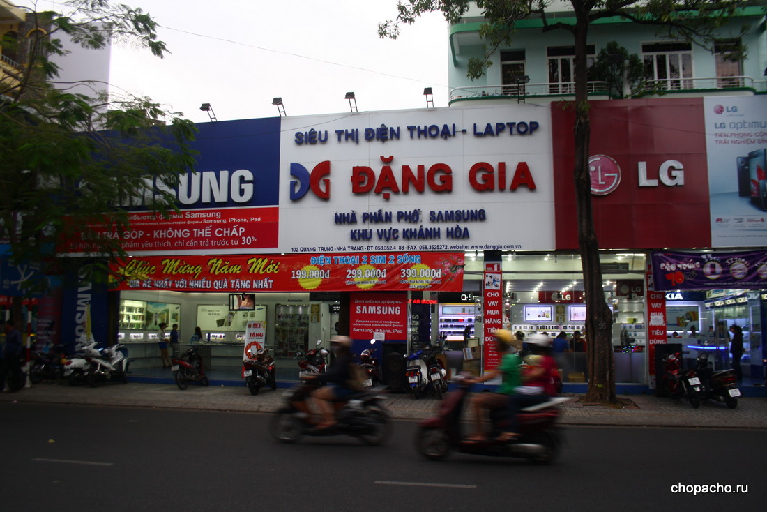 Море магазинов мобильной жлектроники Местные жители в Нячанге (Вьетнам)