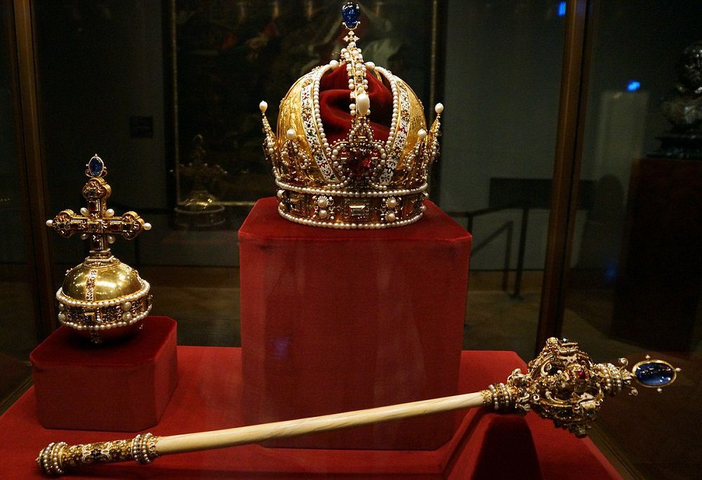 Императорская корона, Сфера и Скипетр Австрии, хранящиеся в Императорской сокровищнице во дворце Хофбург в Вене
