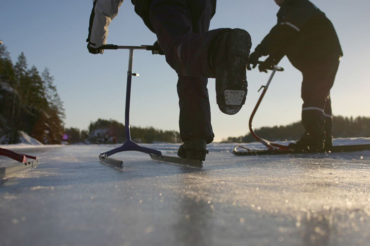 Можно отправиться в поход на коньках или лыжах по уникальной сорокакилометровой ледовой трассе озера Сайма. Фото: vk.com