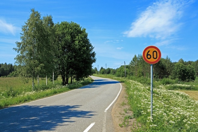 Знак ограничения скорости на финской дороге