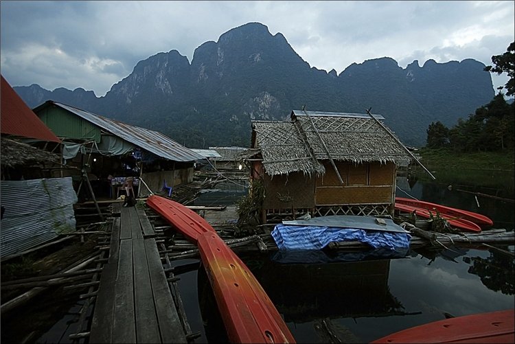 Само озеро Чао-Лан и близлежащие леса весьма удалены от населенных пунктов, поэтому людей здесь крайне мало, а вот дикой живности более чем достаточно. 