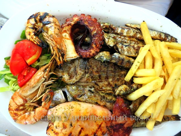 ассорти из морепродуктов и рыбы в ассортименте по-гречески