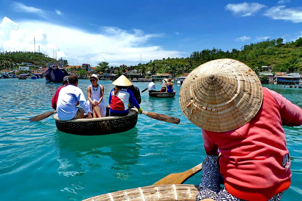 Один из видов заработка для местных, катание туристов на круглых лодках-корзинах «тхунг чай»