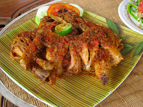Жареная курица Ayam betutu на Бали