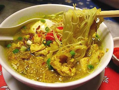 Куриный суп Soto ayam на Бали продается практически в каждом кафе