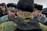 Украинские военнослужащие на территории военного аэродрома "Бельбек" во время переговоров с представителями самообороны Севастополя. 4 марта 2014