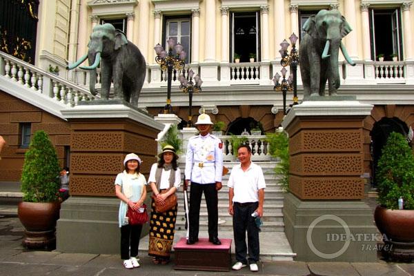 У королевского дворца в Бангкоке