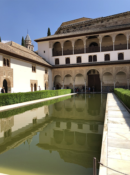 Дворики в Альгамбре сдержанные, но уютные