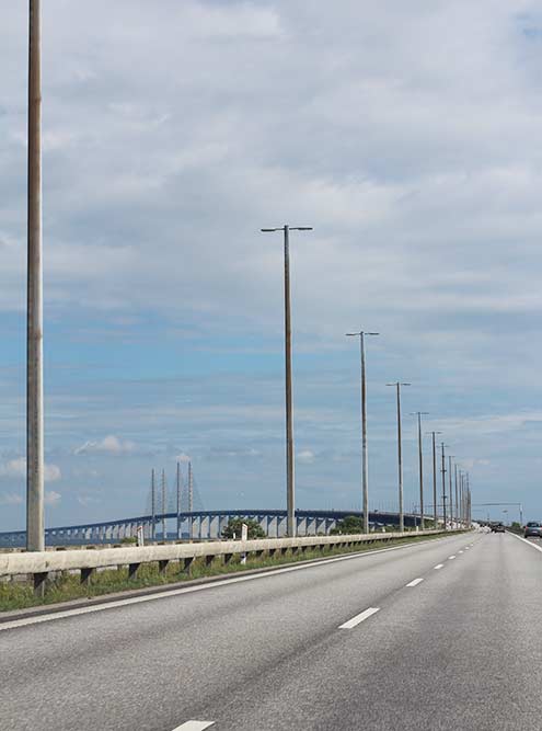 Сюжет известного шведско-датского детективного сериала «Мост» разворачивается именно на этом мосту
