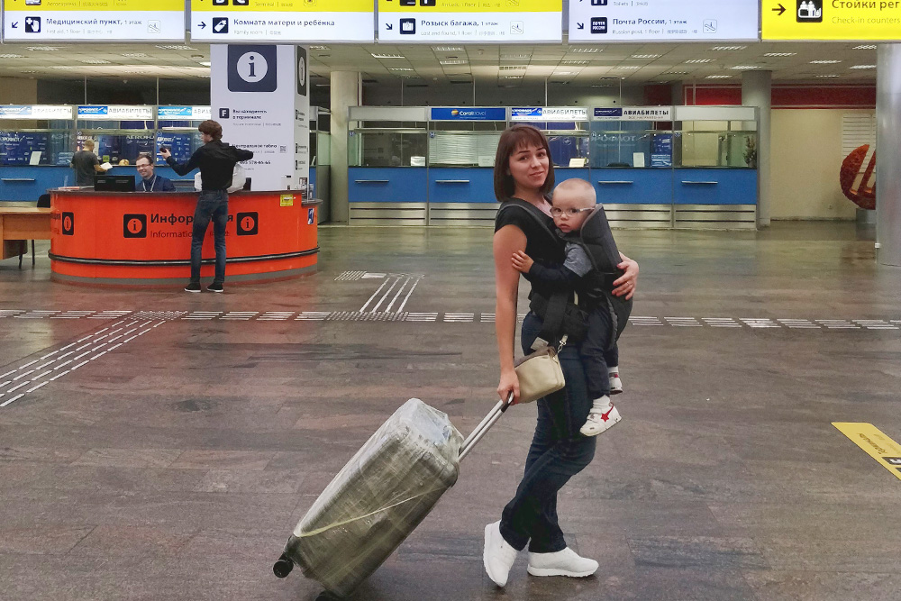 В аэропорту меня выручил эрго-рюкзак — в нем мы с сыном прошли почти весь досмотр и контроль