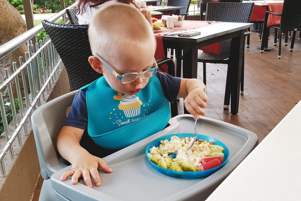 В детском ресторане для малышей была пластмассовая посуда — это удобно, ведь дети не всегда сидят за столом аккуратно. Силиконовый фартук мы привезли с собой