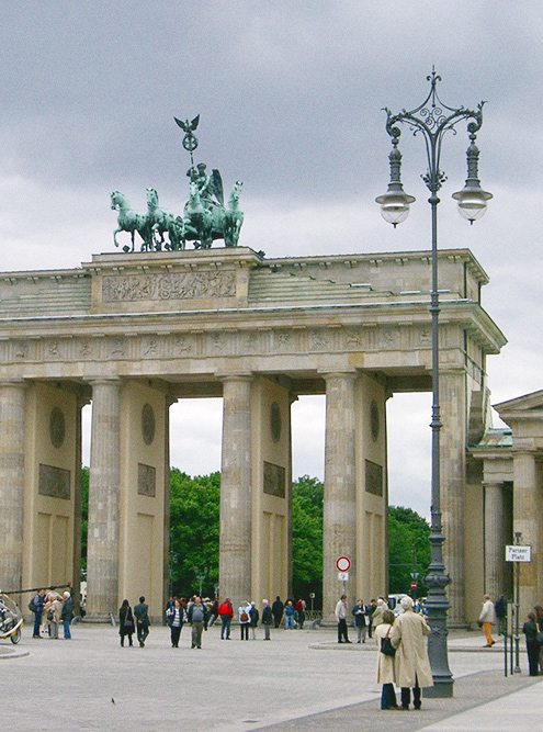 Бранденбургские ворота построили в конце 18 века и назвали Воротами мира