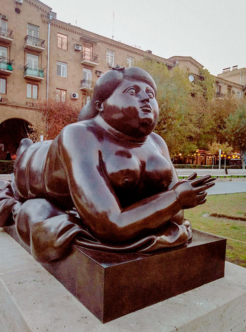 У начала «Каскада» расположен сквер, в котором туристы смотрят современные скульптуры. Например, «Курящую женщину» Фернандо Ботеро — одного из самых дорогих скульпторов мира