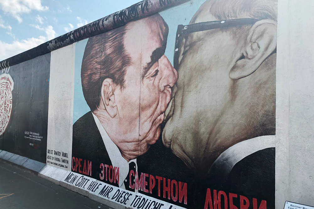 Участок берлинской стены, который превратился в галерею под открытым небом. На фото — поцелуй Брежнева и Хонеккера
