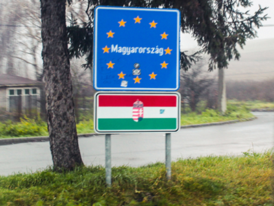 Граница Словакии и Венгрии - условная, новая страна начинается после вот такого знака