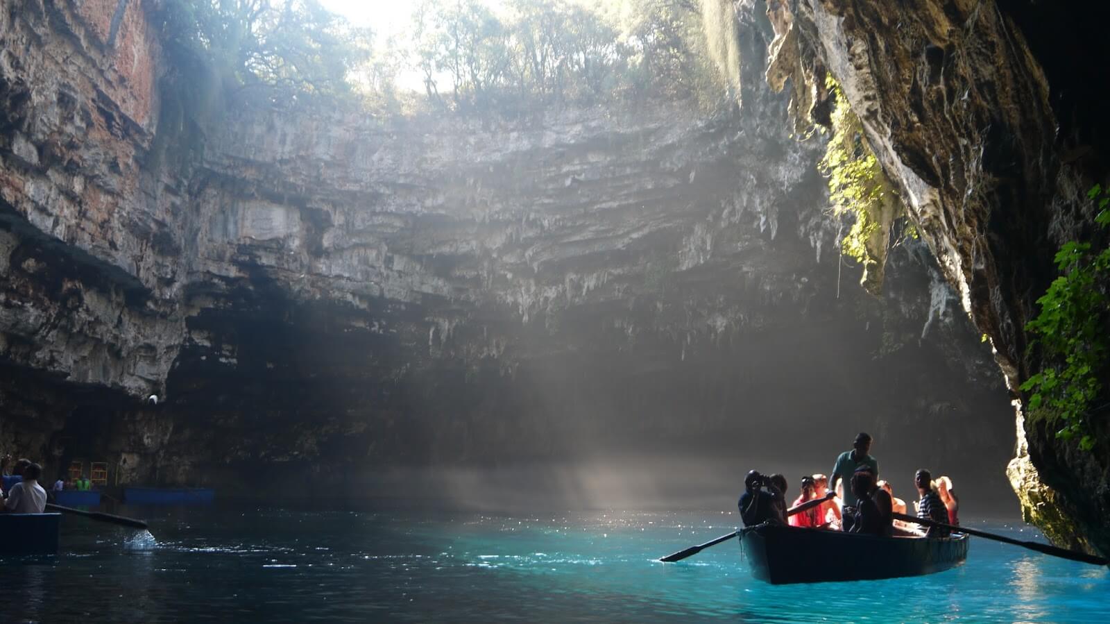 Фото: Пещерное озеро Мелиссани