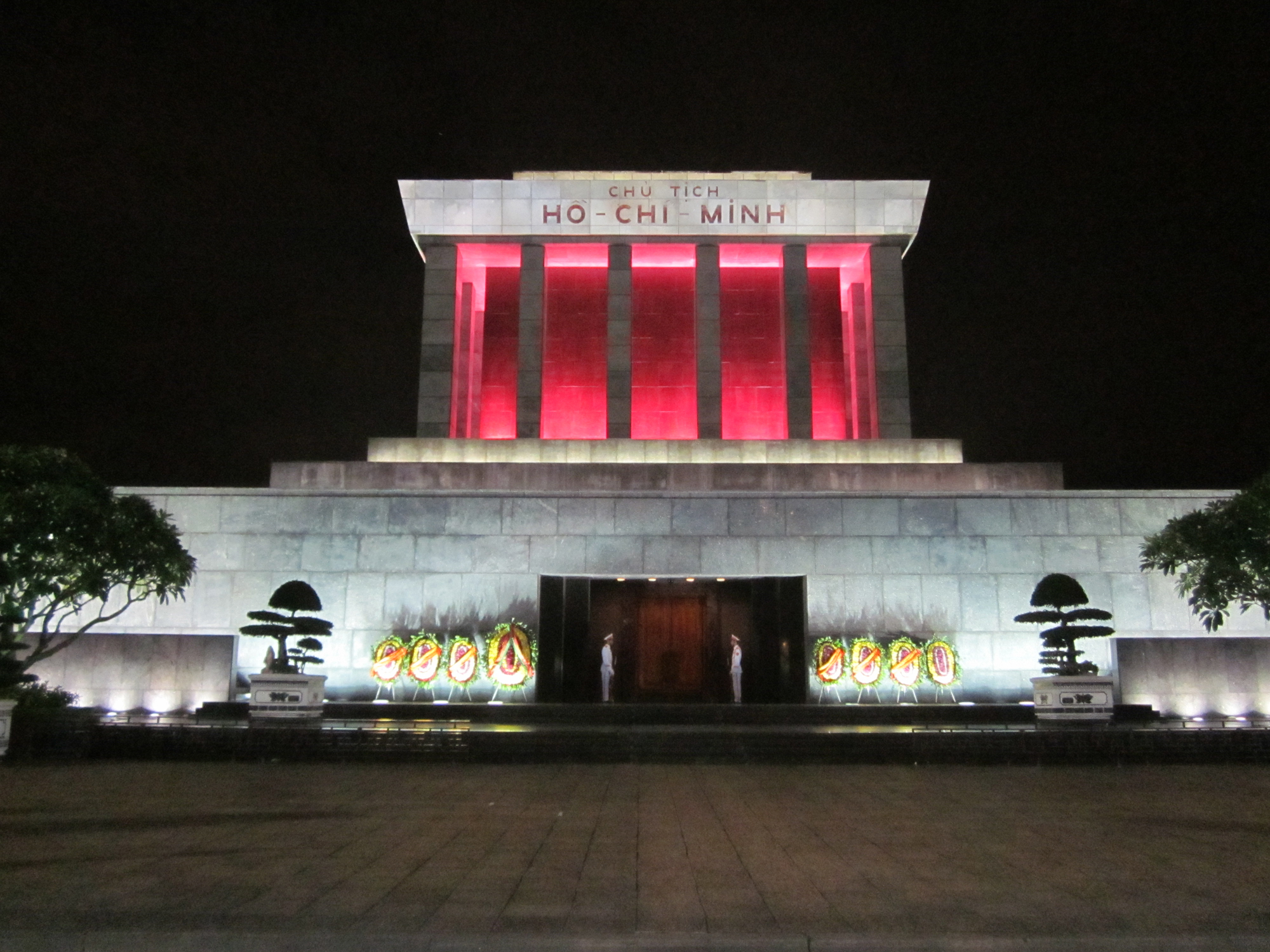 Мавзолей Хо Ши Мина в ночном освещении