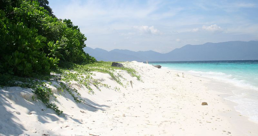 Пляж на острове Тулай