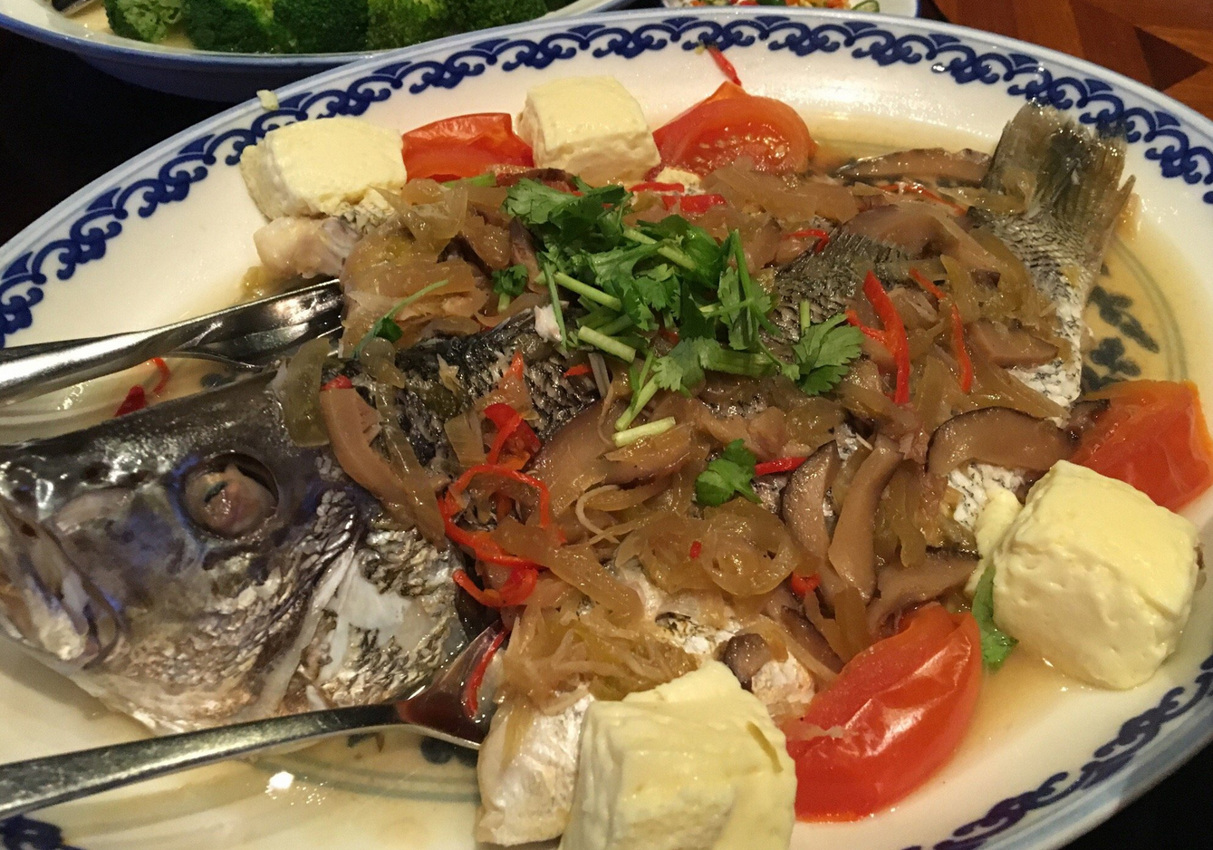 Рыбное блюдо в ресторане Uncle Lim