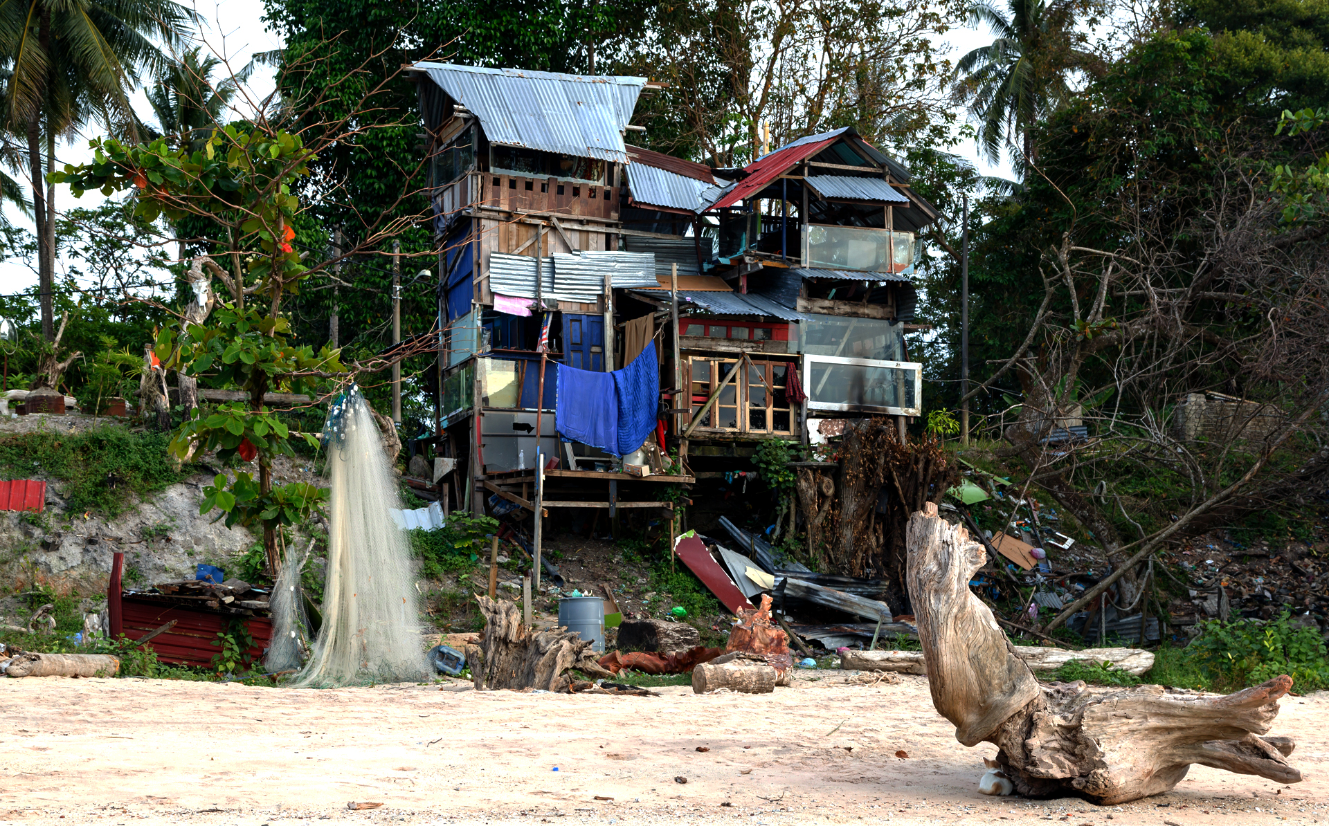 Рыбацкий домик на пляже Pantai Pasir Hitam