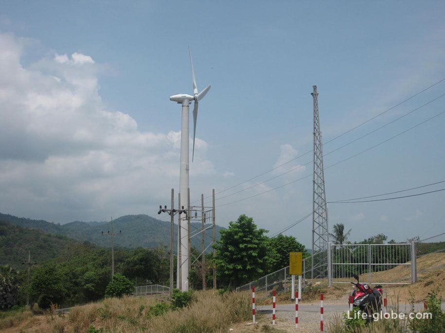 Ветряная мельница или ветряной электрогенератор у смотровой площадки Януй