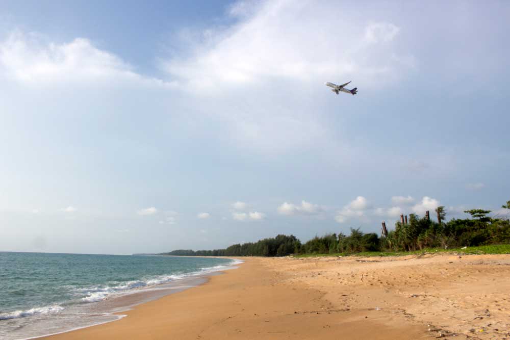 Самолет взлетает над пляжем Май Кхао