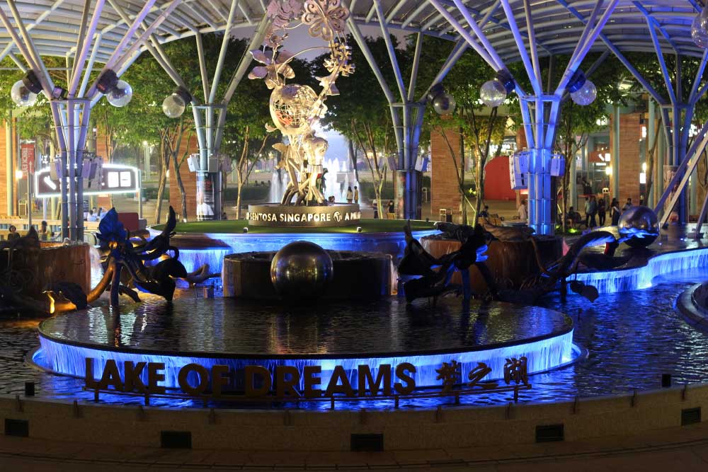 Световое шоу проходит у фонтанов, которые называются Lake of Dreams