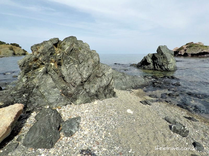 камни на пляже возле начала тропы Афродиты