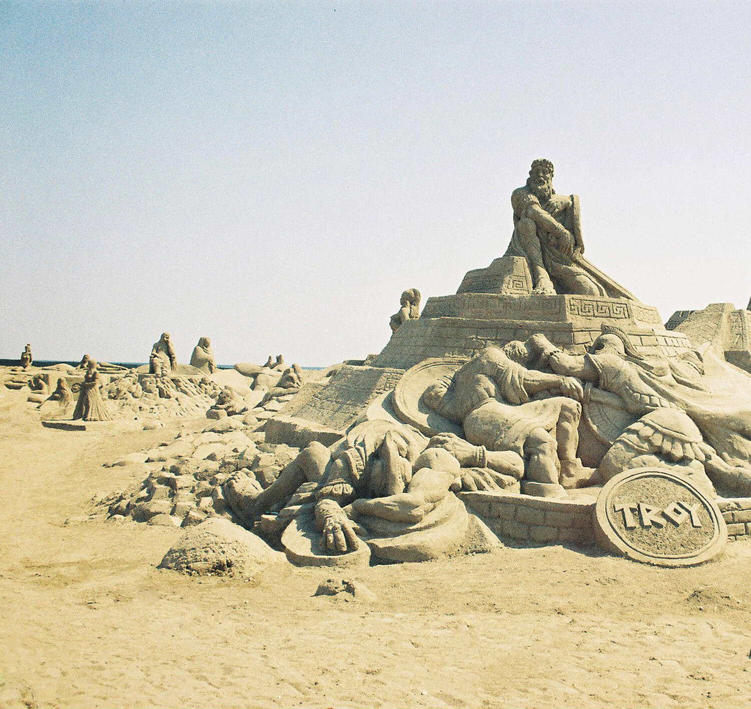 Фото скульптуры на пляже в Анталии