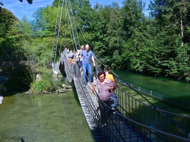 Мюнхенский Зоопарк Хеллабрунн. Подвесной мост через озеро.