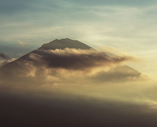 Вулкан Агунг в августе