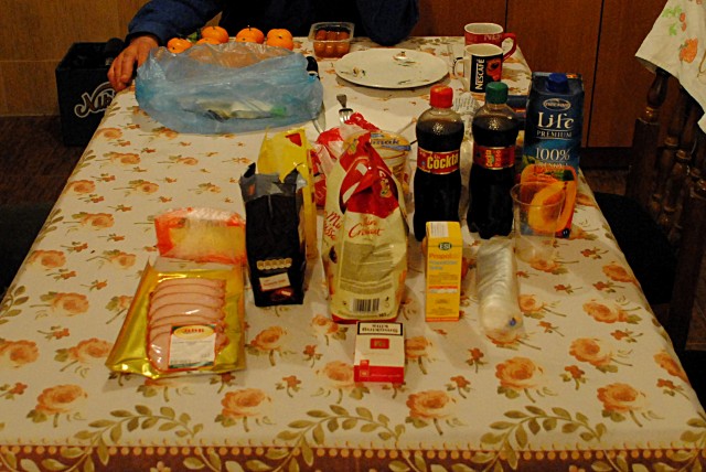 Небольшой поход в гипермаркет в Баре: дороговизна. 300 г сыра + 200 г карбоната + банка каймака + 2 пакетика сербских шоколадных конфет по 150 г + упаковка круассанов + пакет сока + 2 бутылки (по 0,5 л) напитка "Cockta" + пачка боснийских сигарет + средство от ОРЗ. Итого на сумму свыше 40 евро...
