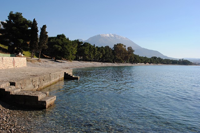 И одновременно мягкая черногорская зима. Пляж в Баре 2 января 2012 года